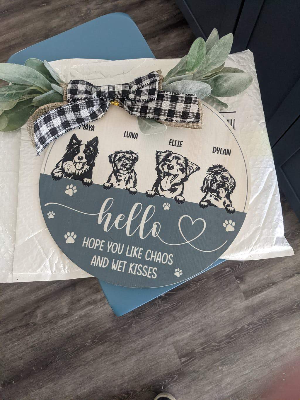 Hope You Like Chaos And Wet Kisses Dog Wooden Door Sign With Wreath, HN590 - Image 2